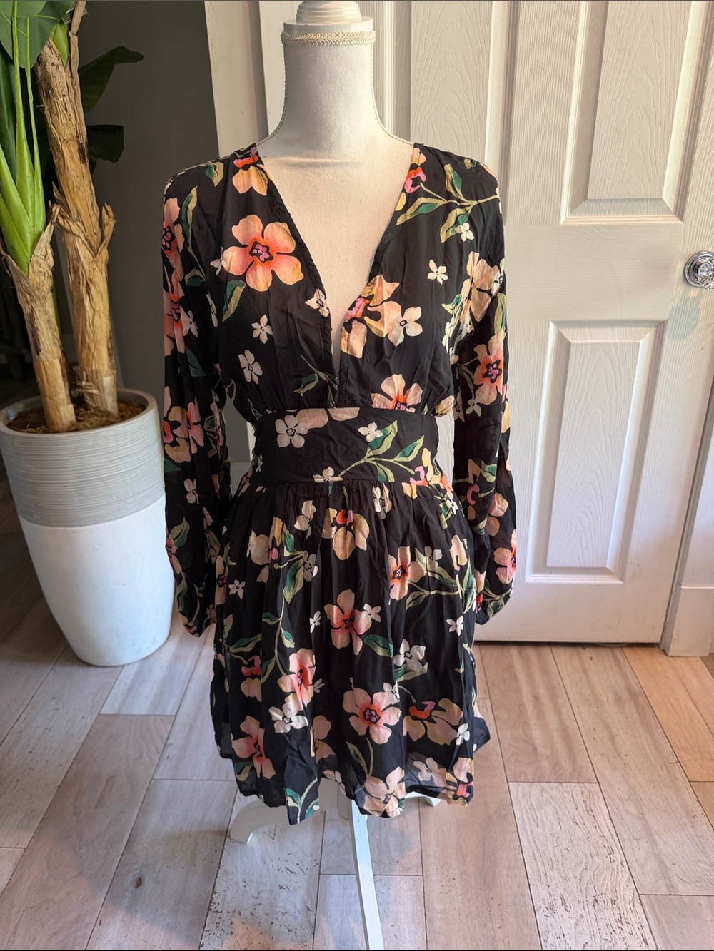 Billabong Black Floral V-Neck Long Sleeve Mini Dress BNWT